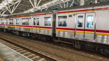 Jakarta banliyö treni Manggarai İstasyonu 'nda duruyor..