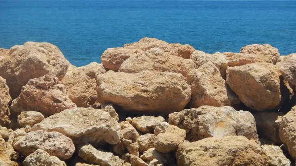 Büyük taşlar dalgaları engeller ve kırar. Buol Plajı, Merkez Sulawesi.