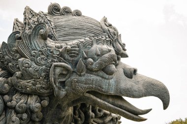 Hindu tarihinde mitolojik bir kuş olan Garuda 'nın Başı Heykeli. Garuda Wisnu Kencana Parkı, Bali.