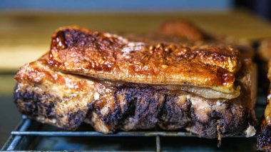 Kesilmeden önce ızgaradan yeni çıkmış domuz rostosu..