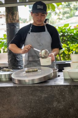  Bir adam müşterinin siparişi için köfte hazırlıyor..