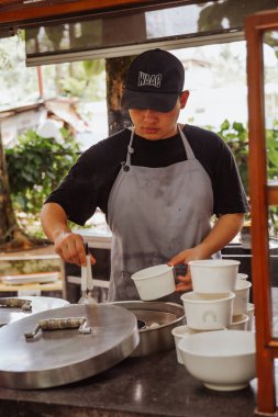  Bir adam müşterinin siparişi için köfte hazırlıyor..
