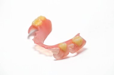 Kısmi takma diş esnek malzemelerden yapılmış. Beyaz bir arkaplanda fotoğraflanmış.