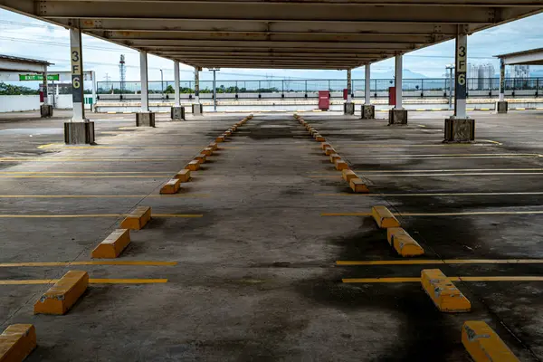 Gün boyunca binanın çatısında bulunan bir otopark. Park halindeki araçlar bir gölgelikle kaplıdır, böylece ne ısınırlar ne de yağmur yağar..