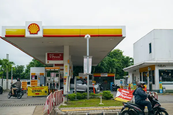 Jakarta 'da bir Shell yakıt istasyonu..