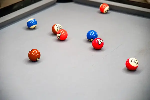 Bilardo topları oyunda. Mavi bilardo masası..