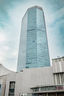 Jakarta 'da bir ofis binasının mimari tasarımı. Gündüz çekilmiş. Güneşli, mavi gökyüzü bulutlu.. 