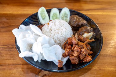 Endonezya spesiyali, pirinç. Burada pilav Nasi Uduk 'ta hindistan cevizi sütüyle pilav pişiriliyor..