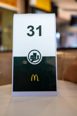 McDonalds 'ın fast food restoranındaki masa numarası restoran tarafından veriliyor ve daha sonra garson siparişe göre masamıza servis yapacak..