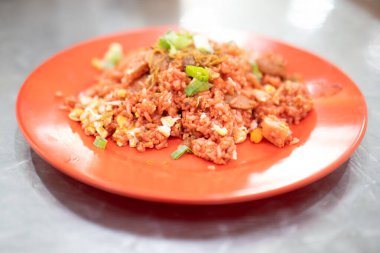 Makassar 'ın bölgesel bir spesiyali olan Kızarmış Pirinç sığır eti, yumurta ve köfte parçaları içerir. Doğranmış taze soğanla kaplı..