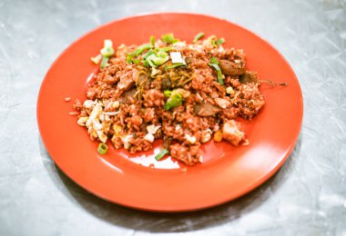 Makassar 'ın bölgesel bir spesiyali olan Kızarmış Pirinç sığır eti, yumurta ve köfte parçaları içerir. Doğranmış taze soğanla kaplı..