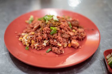 Makassar 'ın bölgesel bir spesiyali olan Kızarmış Pirinç sığır eti, yumurta ve köfte parçaları içerir. Doğranmış taze soğanla kaplı..