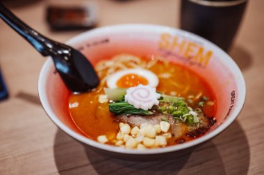 Ramen servis eden bir Japon restoranı..
