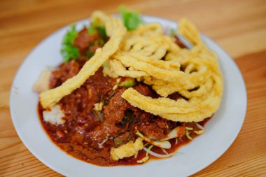 Jakarta 'nın özel yemeği, Asinan Betawi, beyaz bir tabakta servis edildi. Asinan marul, lahana, havuç, fasulye filizi içerir, sonra fıstık ve krakerle tatlandırılır..