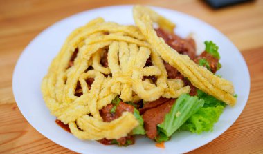Jakarta 'nın özel yemeği, Asinan Betawi, beyaz bir tabakta servis edildi. Asinan marul, lahana, havuç, fasulye filizi içerir, sonra fıstık ve krakerle tatlandırılır..