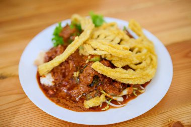 Jakarta 'nın özel yemeği, Asinan Betawi, beyaz bir tabakta servis edildi. Asinan marul, lahana, havuç, fasulye filizi içerir, sonra fıstık ve krakerle tatlandırılır..