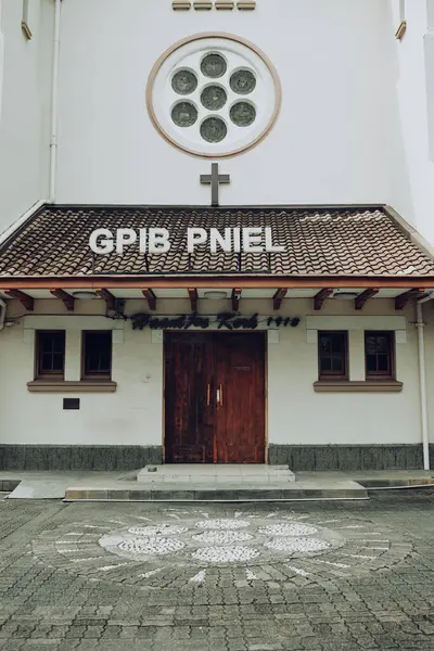 GPIB Pniel kilise binası 1913 'te Hollanda sömürgeciliğinde kurulduğundan beri mimarisini koruyor..