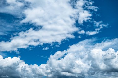 Açık bir günde mavi gökyüzünün beyaz bulutlarla panoramik bir fotoğrafı..