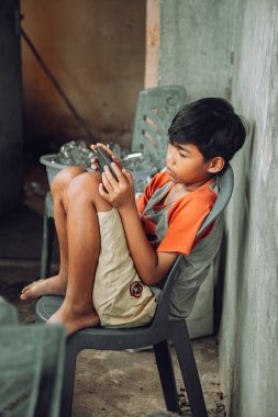 Kırsal kesimdeki çocuklar zaten cep telefonlarıyla online oyunlar şeklinde cihazlarıyla meşguller. Çocuk gelişimi üzerinde kötü bir etkisi var..