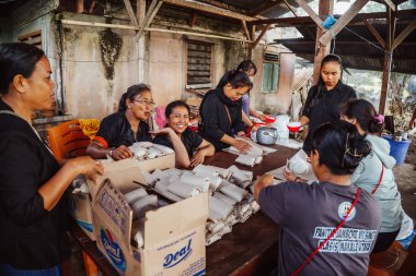 Bir grup kadın toplanmak için pirinç paketliyor..