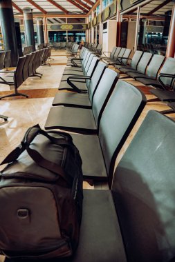 Soekarno Hatta Havalimanı Terminal 2 'deki kalkış salonundaki boş banklar gece yarısı boş görünüyordu..