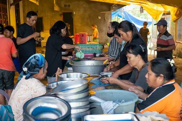 Kırsal kesimdeki insanlar işlerinden sonra birlikte yemek yiyorlar..