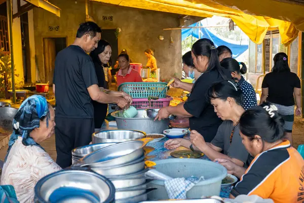 Kırsal kesimdeki insanlar işlerinden sonra birlikte yemek yiyorlar..