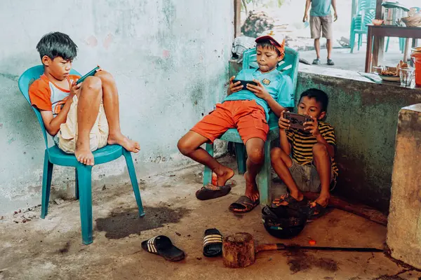 Kırsal kesimdeki çocuklar zaten cep telefonlarıyla online oyunlar şeklinde cihazlarıyla meşguller. Çocuk gelişimi üzerinde kötü bir etkisi var..