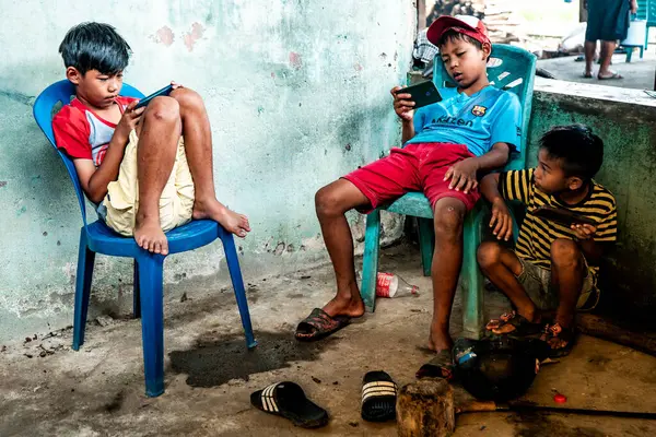 Kırsal kesimdeki çocuklar zaten cep telefonlarıyla online oyunlar şeklinde cihazlarıyla meşguller. Çocuk gelişimi üzerinde kötü bir etkisi var..