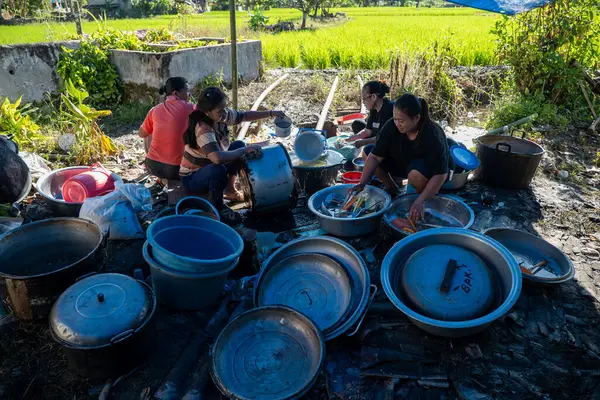 Nehir kenarında birlikte bulaşık yıkayan bir grup kadın..