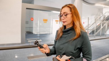 Güzel bir kadın, Sukarno-Hatta havaalanı, Jakarta 'daki varış terminalinin koridorunda yürüyor..