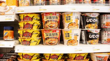 Cakarta 'da Kore ve Endonezya ürünlerinin çeşitli markalarını gösteren bir Kore süpermarketi..