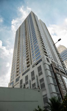 Jakarta 'da bir ofis binasının mimari tasarımı. Gündüz çekilmiş. Güneşli, mavi gökyüzü bulutlu.. 