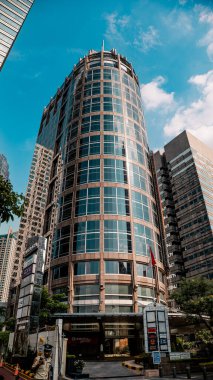 Jakarta 'da bir ofis binasının mimari tasarımı. Gündüz çekilmiş. Güneşli, mavi gökyüzü bulutlu.. 