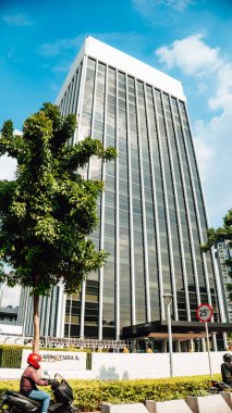Jakarta 'da bir ofis binasının mimari tasarımı. Gündüz çekilmiş. Güneşli, mavi gökyüzü bulutlu.. 