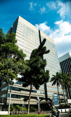 Jakarta 'da bir ofis binasının mimari tasarımı. Gündüz çekilmiş. Güneşli, mavi gökyüzü bulutlu.. 