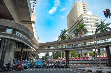Güney Jakarta 'da üst geçidin hemen üzerinde bir kavşak. Orada yükseltilmiş bir otobüs terminali var. Sağdaki Endonezya Başsavcılığı ofisi Bldg..