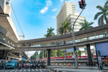 Güney Jakarta 'da üst geçidin hemen üzerinde bir kavşak. Orada yükseltilmiş bir otobüs terminali var. Sağdaki Endonezya Başsavcılığı ofisi Bldg..