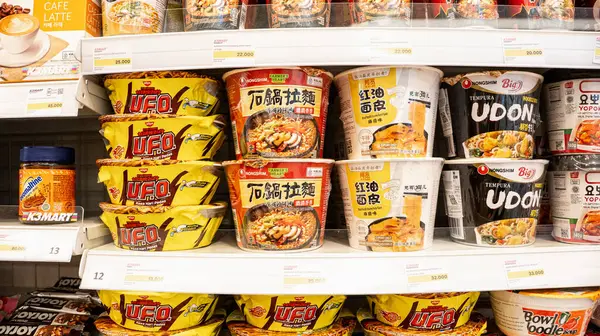 Cakarta 'da Kore ve Endonezya ürünlerinin çeşitli markalarını gösteren bir Kore süpermarketi..