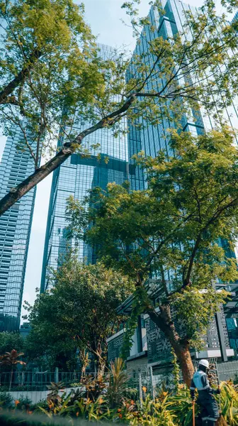 Jakarta 'da bir ofis binasının mimari tasarımı. Gündüz çekilmiş. Güneşli, mavi gökyüzü bulutlu.. 