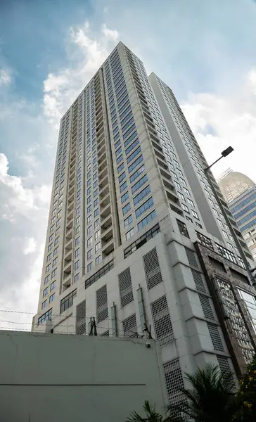 Jakarta 'da bir ofis binasının mimari tasarımı. Gündüz çekilmiş. Güneşli, mavi gökyüzü bulutlu.. 