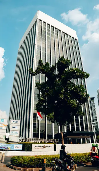 Jakarta 'da bir ofis binasının mimari tasarımı. Gündüz çekilmiş. Güneşli, mavi gökyüzü bulutlu.. 