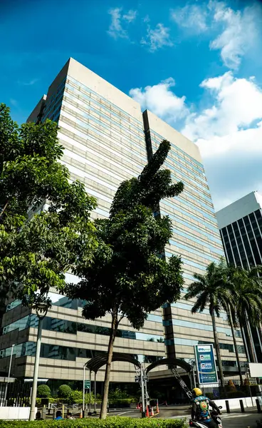 Jakarta 'da bir ofis binasının mimari tasarımı. Gündüz çekilmiş. Güneşli, mavi gökyüzü bulutlu.. 
