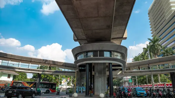Güney Jakarta 'da üst geçidin hemen üzerinde bir kavşak. Orada yükseltilmiş bir otobüs terminali var. Sağdaki Endonezya Başsavcılığı ofisi Bldg..
