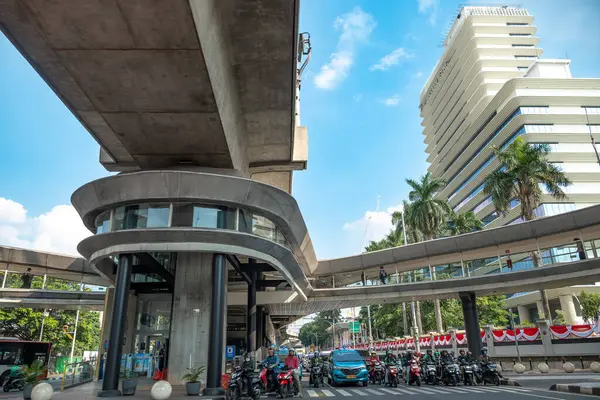 Güney Jakarta 'da üst geçidin hemen üzerinde bir kavşak. Orada yükseltilmiş bir otobüs terminali var. Sağdaki Endonezya Başsavcılığı ofisi Bldg..