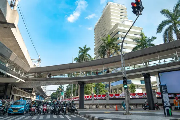 Güney Jakarta 'da üst geçidin hemen üzerinde bir kavşak. Orada yükseltilmiş bir otobüs terminali var. Sağdaki Endonezya Başsavcılığı ofisi Bldg..