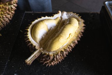 Olgun durian meyvesi sarı meyve içerir.