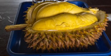 Sarı ve yumuşak dokuları olan olgun bir Durian meyvesi. Bu fotoğraftaki durian iyi kalite ve kalın derili..
