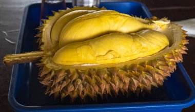 Sarı ve yumuşak dokuları olan olgun bir Durian meyvesi. Bu fotoğraftaki durian iyi kalite ve kalın derili..