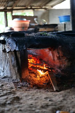 Çimentodan bir soba, yemek pişirmek için. Yemek pişirme işlemi hala yakacak odun kullanıyor..